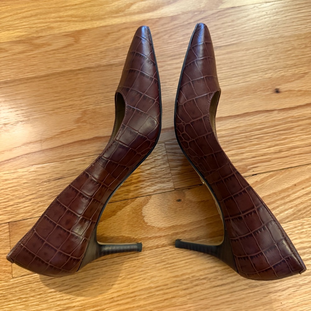 Leather pumps